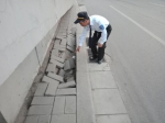 郑州一天桥下人行道坍塌 时隔半个月无人理 - 河南一百度