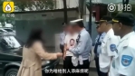 郑州一男子醉卧马路骂民警，见老婆乖乖道歉 - 河南一百度