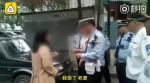 郑州一男子醉卧马路骂民警，见老婆乖乖道歉 - 河南一百度