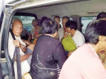 惊呆！郑州街头核载8人面包车竟塞了15人被交警拦停 - 新浪河南
