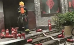 浓烟滚滚！郑州一饭店突然着火，有人冒险拉出2个煤气罐！ - 河南一百度