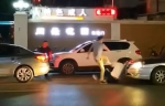 街头围殴郑州的哥，三人投案自首！就因一句脏话？（现场视频） - 河南一百度