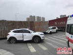 郑州街头大货车侧翻 旁边轿车瞬间被砸扁 - 河南一百度