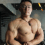 郑州有个"绿巨人"，半裸秀八块腹肌，第一张图就惊呆我了！ - 河南一百度