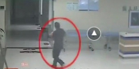 视频中，段景华抱着孩子跑进医院急诊科 - 河南一百度