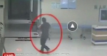 视频中，段景华抱着孩子跑进医院急诊科 - 河南一百度
