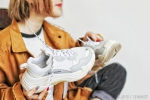 白色运动鞋成郑州女人最爱，高跟鞋“失宠”，原因曝光 - 河南一百度