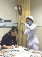 河南女教师肩扛输液杆照片走红：每天从医院偷跑 - 河南一百度