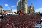 西班牙莱昂制作世界最大风干牛肉拼盘 平铺面积超80平方米 - 河南频道新闻