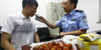 吃荔枝、蛋黄派、葡萄干会被查出醉驾?郑州交警的权威测试来了 - 河南一百度