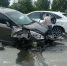郑州街头一辆商务车和SUV相撞 俩前轮全被撞掉 - 河南一百度