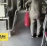 郑州老人坐公交故意落下红布包，车长打开一看…… - 河南一百度