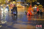 暴雨袭击福州 路面积水严重 - 河南频道新闻