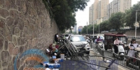 郑州中原路一辆越野车冲破护栏，撞伤多名电动车主 - 河南一百度
