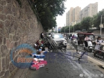 郑州中原路一辆越野车冲破护栏，撞伤多名电动车主 - 河南一百度