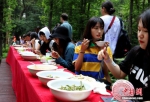 　留学生们使用筷子品尝养生美食。王中举 摄 - 中国新闻社河南分社