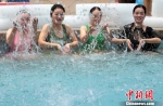 　游客在冰泉中戏水降温。韩章云摄 - 中国新闻社河南分社