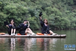 有创意！郑州高校毕业生拍竹筏上的毕业照 - 河南一百度