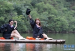 有创意！郑州高校毕业生拍竹筏上的毕业照 - 河南一百度