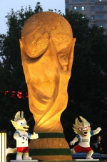 郑州街头现巨型足球世界杯雕塑 - 河南一百度