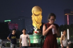 郑州街头现巨型足球世界杯雕塑 - 河南一百度