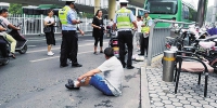 郑州摩的拉客见交警就跑 摔了乘客赔了千元 - 河南一百度