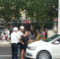 折腾40分钟！郑州一女子躺在马路中间不动，后又拦车、脱衣服…… - 河南一百度