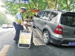 贴条+拖移＋拖车提示牌！对违法占道车辆郑州交警有了新动作 - 河南一百度