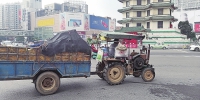 瓜农违法驾驶拖拉机 郑州交警扣了他的车帮他卖了一车的瓜 - 河南一百度