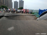 郑州一道路塌陷 轿车被吞没半个车身 - 河南一百度