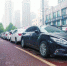 郑州北三环一段生态廊道成了停车场 除了乱停车还有乱收费 - 河南一百度