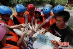 图为游客买冰棍。中新社记者 王中举 摄 - 中国新闻社河南分社
