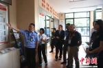 图为驻华执法联络官们参观郑州社区警务室，了解“多警联动”的社区警务工作模式。韩章云 摄 - 中国新闻社河南分社