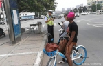 外籍女子郑州骑车，一路逆行，结果被交警逮住罚了20 - 河南一百度