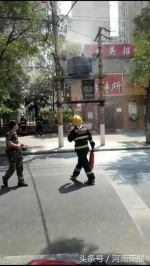 突发！郑州一小学对面变压器着火，浓烟滚滚，消防员迅速扑救 - 河南一百度