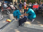 3人骑电动车闯红灯，郑州女协管员阻拦被殴打倒地 - 河南一百度