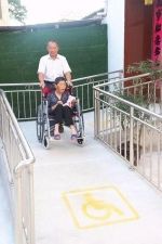 图为章华荣和丈夫 - 残疾人联合会