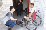 图为中国残疾人杂志社记者杨乐现场采访 - 残疾人联合会