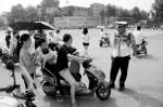 郑州警方近期严查电动自行车违法载人载物行为：一车载三四人 当场罚款 20元 - 河南一百度