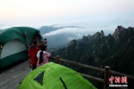 清晨打开帐篷，遥望天际，云雾升腾悠远绵长，尽享自然和浪漫。 王中举 摄 - 中国新闻社河南分社