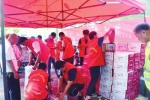 滴水之恩 郑州爱心市民捐出1000件矿泉水送给一线劳动者和路人 - 河南一百度
