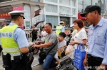 “回马枪”！郑州交警再次整治火车站周边，一早查处交通违法220起 - 河南一百度