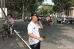 早高峰时线缆落路上，为防触电事故，郑州男子酷暑中托举1小时 - 河南一百度