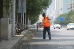 郑州56岁环卫工烈日下扫地：一年挣2万，比种地强 - 河南一百度