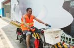 郑州56岁环卫工烈日下扫地：一年挣2万，比种地强 - 河南一百度