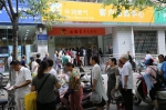 郑州居民排长队购天然气却遭"限入" 不能进营业厅纳凉 - 河南一百度