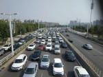 郑州西三环高架两车追尾，后车“翻身” 引发大拥堵 - 河南一百度