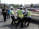 郑州交警在这个地方清理“违停电动车” 不到20分钟 拉走5车 - 河南一百度