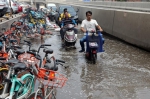 大雨过后 郑州这段20米颠簸路就像"过山车" - 河南一百度