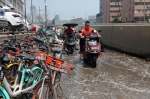 大雨过后 郑州这段20米颠簸路就像"过山车" - 河南一百度